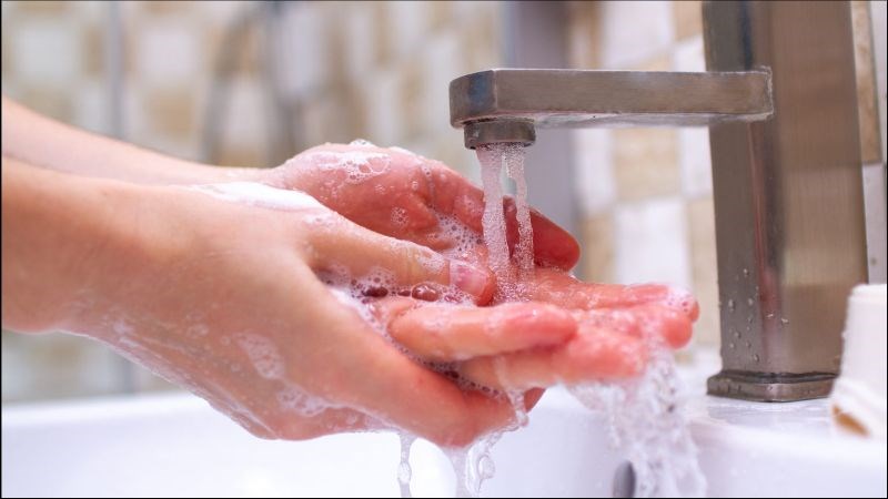 Rửa tay sạch sẽ trước khi đặt cốc nguyệt san vào cơ thể