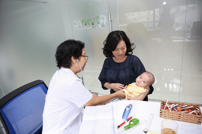 Tiêm vắc xin cho trẻ tại VNVC
