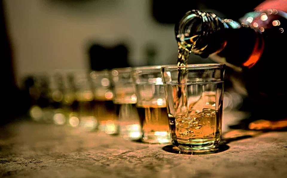 Sự khác nhau giữa Liquor và Liqueur là gì?