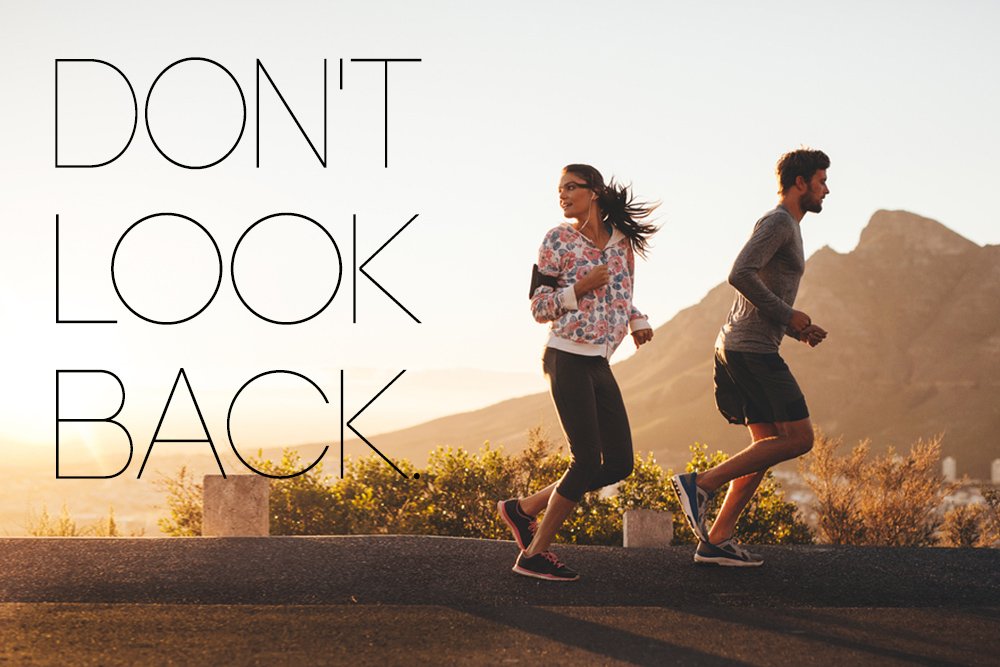 Look Back là gì và cấu trúc cụm từ Look Back trong câu Tiếng Anh