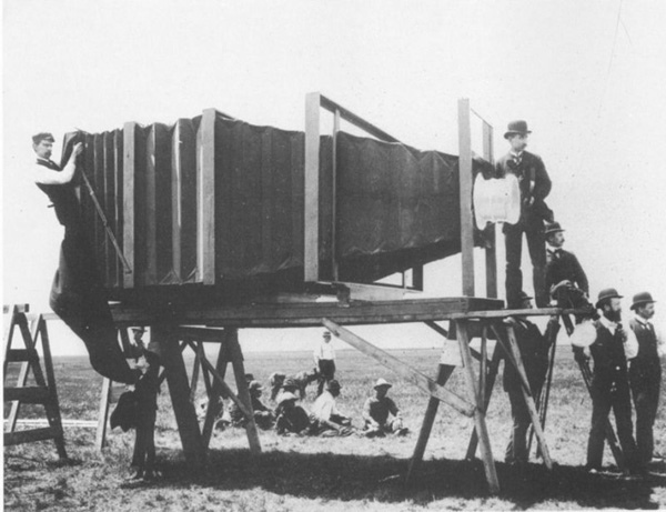 Kích thước của chiếc máy ảnh đầu tiên có kích thước khổng lồ