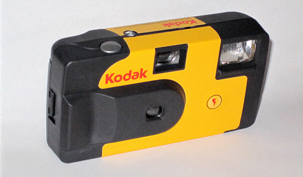 máy ảnh film là gì - máy ảnh Kodak dùng một lần
