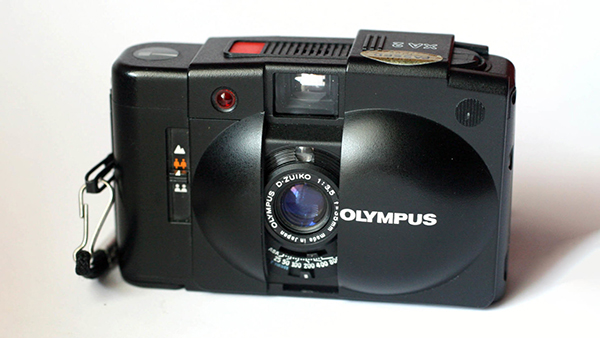 Máy ảnh ngắm và chụp 35mm Olympus XA 2