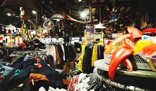 Thrifting shop là gì? Làn sóng "diện đẹp cùng đồ cũ" của gen Z