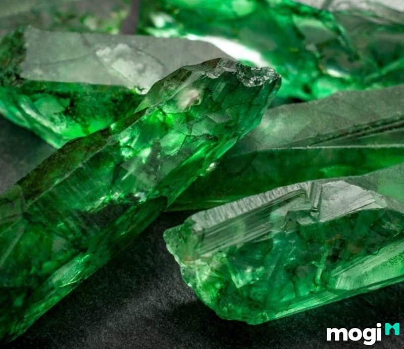 Emerald là gì? Ý Nghĩa Phong Thủy Viên Đá Gắn Liền Với Giới Quý Tộc